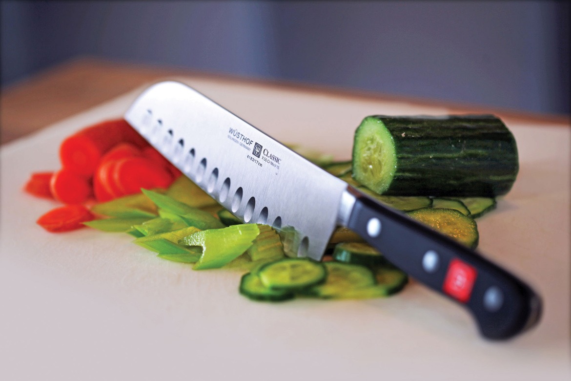 Il Coltello da Cucina Santoku: Eleganza Giapponese al Servizio della Cucina